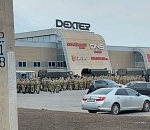 Кадры спецоперации на трусовской стороне Астрахани: полчище силовиков ищет преступника