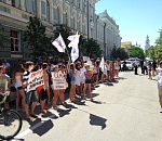 Под  окнами областной администрации скандировали «Раз-два-три, губернатор, выходи!»