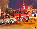 В Астрахани от столкновения с маршруткой перевернулась пожарная машина, соцсети сообщают о погибшем