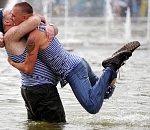 Десантникам разрешили купаться в фонтанах и бить бутылки о голову