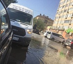 Затопленная улица в Астрахани скрывает опасный сюрприз для водителей
