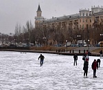 В Астрахани толщина льда на Лебедином озере не достигла безопасной отметки