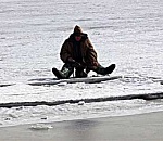 В Астраханской области троих рыбаков унесло на льдине