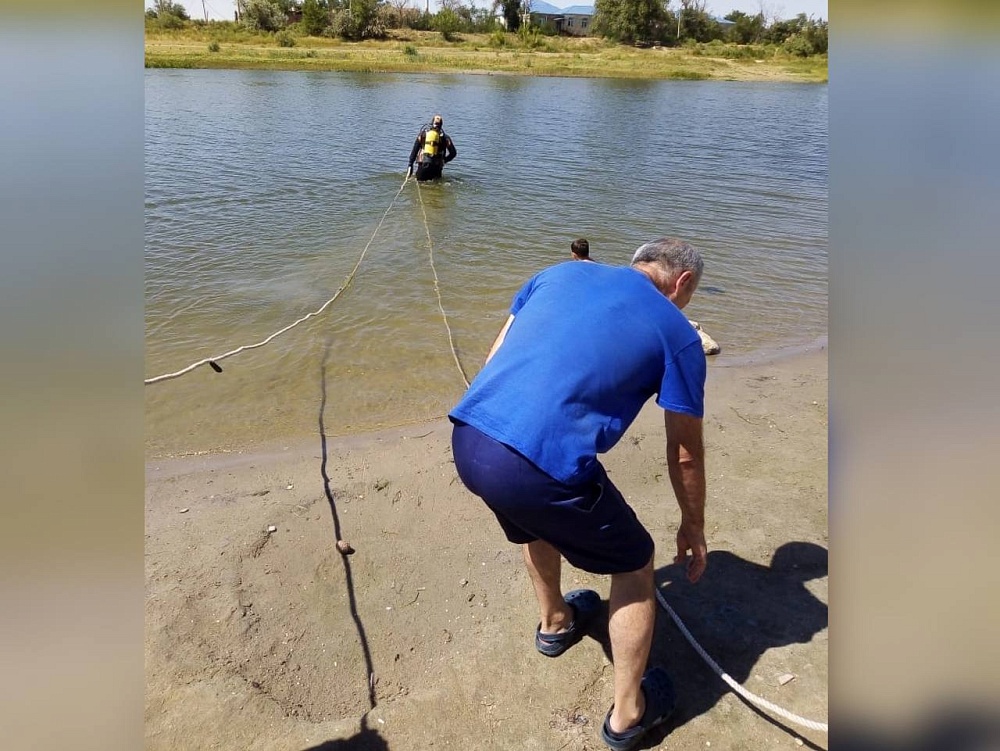 Астраханские водолазы достали из воды тело 17-летнего юноши