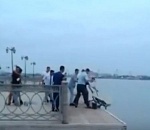 На набережной Астрахани парни выкинули в реку лавочку. Видео