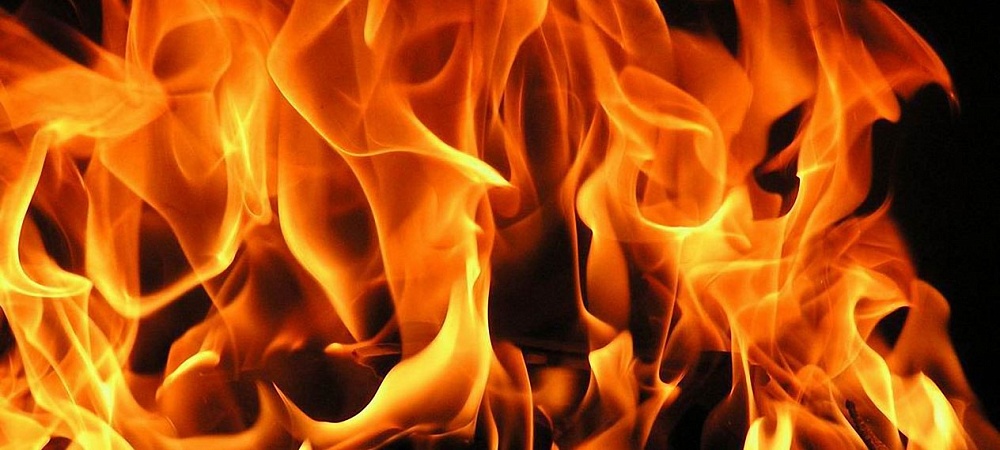 В Астрахани сгорели автомобиль и две хозпостройки