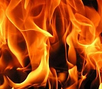 В Астрахани сгорели автомобиль и две хозпостройки