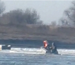 Астраханец больше часа замерзал в лодке на льду