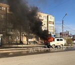 В Астрахани на дороге горит УАЗ