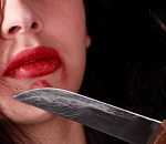 В Астрахани женщина сама себе вспорола живот