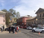 В Астрахани автомобиль, вылетев на тротуар, врезался в дом