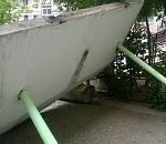 В Астрахани упал бетонный козырек у подъезда пятиэтажки