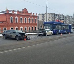 Кадры страшной аварии на Новом мосту, где в лобовую столкнулись две легковушки. Досталось и новому автобусу