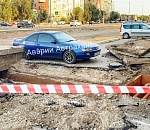 В Астрахани под припаркованной машиной разверзлась земля