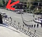 В Астрахани женщина проехала на красный и сбила детей: видео