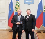 Сергей Морозов наградил генерального директора предприятия «ЛУКОЙЛ-Нижневолжскнефть» Николая Ляшко