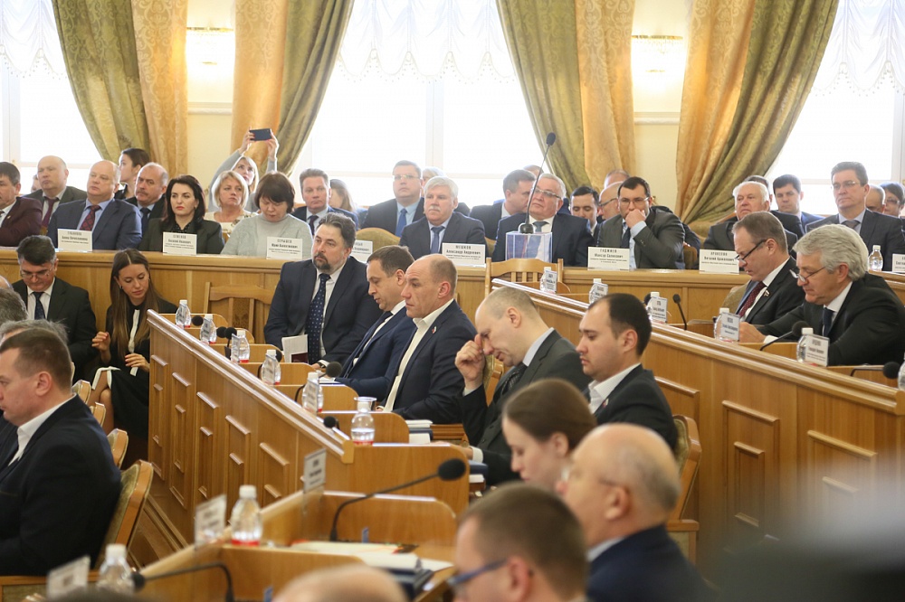 Астраханский губернатор отчитался перед областными парламентариями