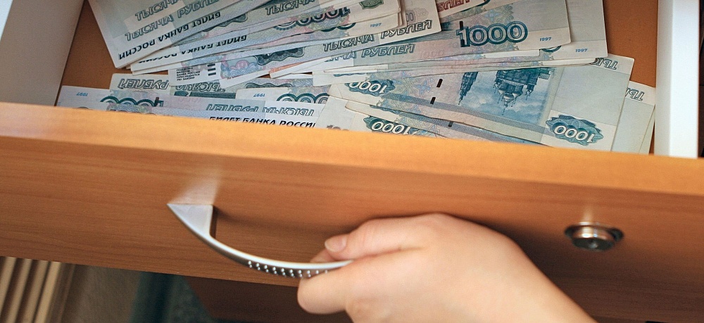 Главбух двух астраханских школ прикарманила сто тысяч