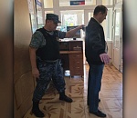 Астраханец явился в суд с опасным инвентарем для пикника