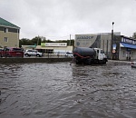 Дождь превратил Астрахань в озеро, коммунальщики ведут откачку воды