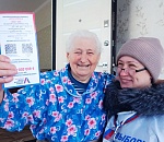 Астраханские ветераны с удовольствием фотографируются с обходчиками избиркомов