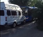 В Астрахани на видео попало бодание синего автобуса и маршрутки