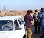 Жители астраханского села выезжают из дома исключительно с лопатой