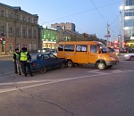 В центре Астрахани столкнулись маршрутка и иномарка