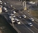 В Астрахани водитель спровоцировал тройное ДТП и преспокойно поехал дальше: видео