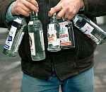 Полиция изъяла у астраханца 300 литров паленой водки