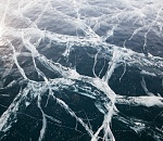 В Астраханской области троих подростков унесло на льдине