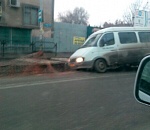 В Астрахани маршрутка провалилась в яму