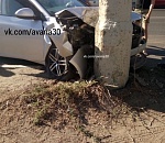 В Астрахани автомобиль протаранил бетонный столб