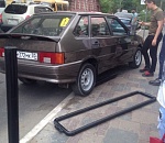 В самом центре Астрахани легковушка протаранила ограждение