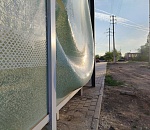 В Астрахани у автобусной остановки вздулось стекло