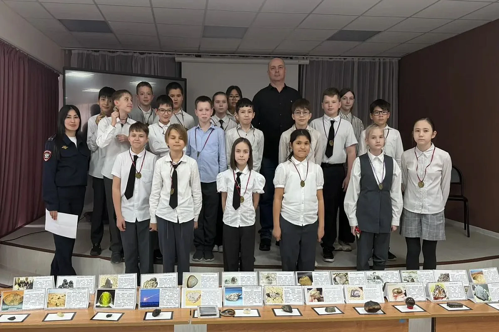 Выставку метеоритов провели для астраханских школьников в честь Дня космонавтики