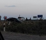 Челлендж "снеси столб" продолжается. В Астраханской области иномарка расправилась с дорожным знаком