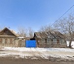 В Астрахани возле ТЦ на пустыре подожгли заброшенный дом