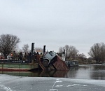 Под Астраханью грузовик съехал с парома в воду