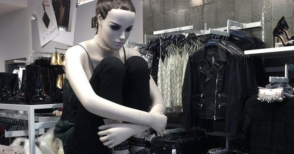 У астраханца за долги забрали женскую одежду