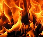 Поздним вечером в Астрахани вспыхнул автомобиль