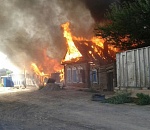В Астрахани крупный пожар: горят четыре жилых дома