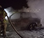 Ночью в астраханском селе сгорела легковушка: видео