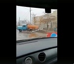 Улица плывет: в Астрахани провалился ассенизатор