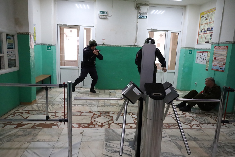 В астраханской школе обезвреживали террористов