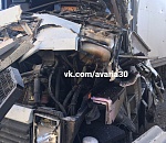 На астраханской трассе фура повредила три авто и стену шиномонтажки 