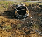 На астраханской трассе машина с людьми перевернулась и загорелась