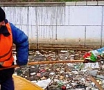 За первые дни нового года в городских каналах Астрахани собрали почти 5 кубометров плавающего мусора