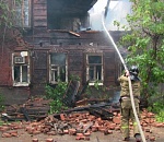 В Астрахани на крупном пожаре пострадали житель дома и спасатель