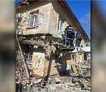 В Астрахани срезали падающий балкон